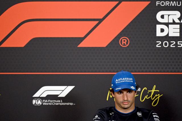Williams' Spanish driver Carlos Sainz gestures during a press conference ahead of the Mexico City Formula One Grand Prix at the Hermanos Rodriguez racetrack in Mexico City on October 23, 2025. (Photo by Alfredo ESTRELLA / AFP)