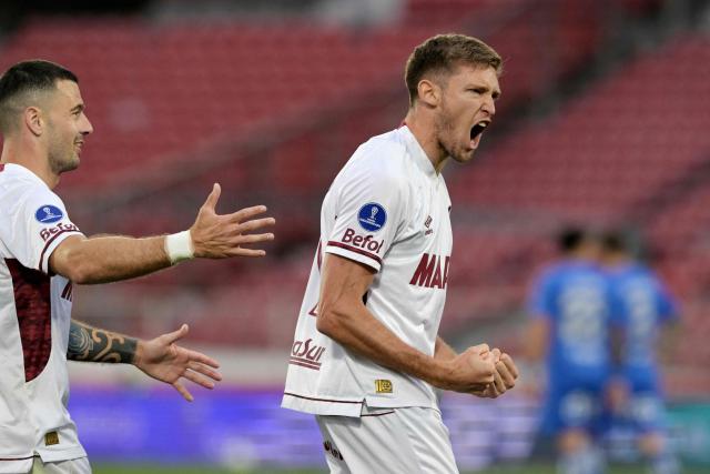 Lanus' midfielder #19 Rodrigo Castillo celebrates scoring his team's first goal during the Copa Sudamericana semifinal first leg football match between Chile's Universidad de Chile and Argentina's Lanus at the Nacional Julio Martinez Pradanos stadium in Santiago on October 23, 2025. (Photo by Rodrigo ARANGUA / AFP)