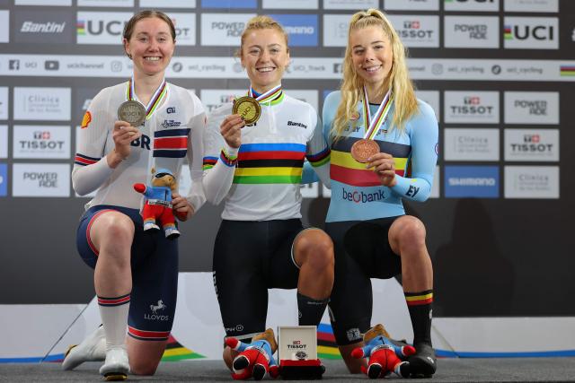 (From L) Great Britain's #51 Katie Archibald, Ireland's #23 Lara Gillespie and Belgium's #47 Helene Hesters pose with their medals after the awards ceremony for the women's elimination race final event of the 2025 UCI Track World Championships at the Penalolen Velodrome, in Santiago, on October 23, 2025. (Photo by Javier TORRES / AFP)