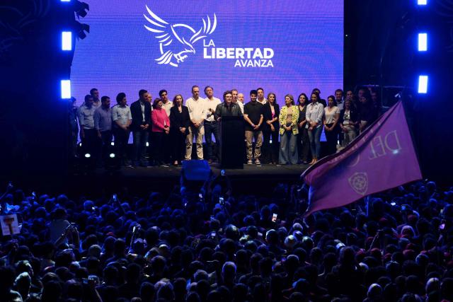 Argentina's President Javier Milei (C) speaks during the closing campaign rally of Libertad Avanza party ahead of the upcoming legislative elections in Rosario, Santa Fe province, Argentina on October 23, 2025. Milei, once a global poster boy for budget-slashing libertarian politics, is heading into the polls diminished by his failure to stabilize Argentina's ailing peso despite spending nearly all the Central Bank's dollar reserves to prop it up. (Photo by Luis ROBAYO / AFP)