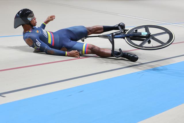 Colombia's #94 Kevin Quintero falls during the men's keirin final event of the 2025 UCI Track World Championships at the Penalolen Velodrome, in Santiago, on October 23, 2025. (Photo by Javier TORRES / AFP)