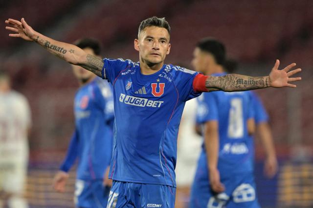 Universidad de Chile's midfielder #20 Charles Aranguiz celebrates after scoring his penalty kick and his team's second goal during the Copa Sudamericana semifinal first leg football match between Chile's Universidad de Chile and Argentina's Lanus at the Nacional Julio Martinez Pradanos stadium in Santiago on October 23, 2025. (Photo by Rodrigo ARANGUA / AFP)