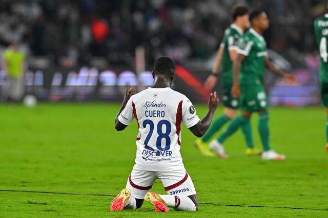 Liga de Quito's defender #28 Josue Cuero celebrates after winning the Copa Libertadores semifinal first leg football match between Ecuador's Liga de Quito and Brazil's Palmeiras at the Rodrigo Paz Delgado stadium in Quito on October 23, 2025. (Photo by Rodrigo BUENDIA / AFP)