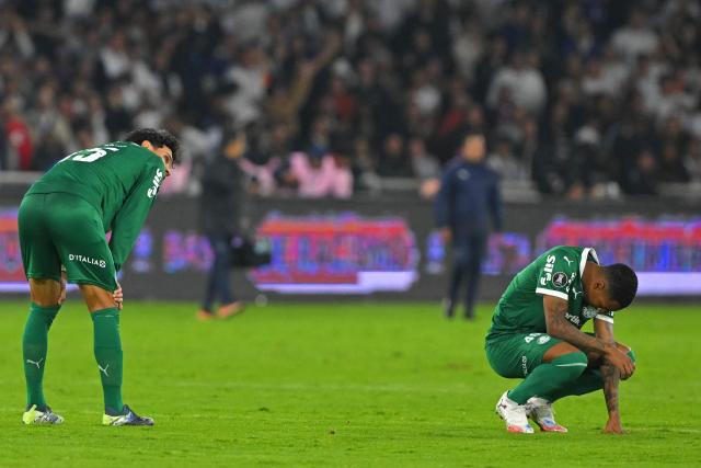 Palmeiras' Paraguayan defender #15 Gustavo Gomez and teammate forward #40 Allan react after losing the Copa Libertadores semifinal first leg football match between Ecuador's Liga de Quito and Brazil's Palmeiras at the Rodrigo Paz Delgado stadium in Quito on October 23, 2025. (Photo by Rodrigo BUENDIA / AFP)