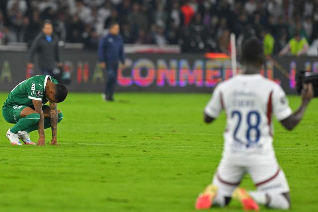 Palmeiras' forward #40 Allan reacts after losing the Copa Libertadores semifinal first leg football match between Ecuador's Liga de Quito and Brazil's Palmeiras at the Rodrigo Paz Delgado stadium in Quito on October 23, 2025. (Photo by Rodrigo BUENDIA / AFP)