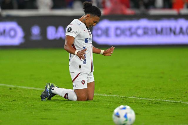 Liga de Quito's defender #14 Jose Quintero celebrates after winning the Copa Libertadores semifinal first leg football match between Ecuador's Liga de Quito and Brazil's Palmeiras at the Rodrigo Paz Delgado stadium in Quito on October 23, 2025. (Photo by Rodrigo BUENDIA / AFP)