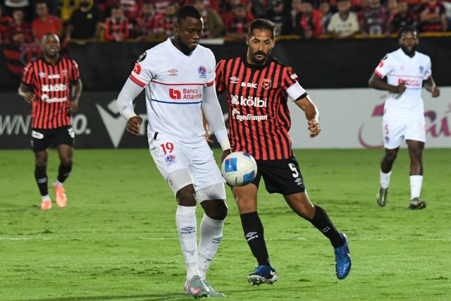 Olimpia's forward #19 Yustin Arboleda and Alajuelense's midfielder #05 Celso Borges fight for the ball during the first leg of the CONCACAF Central American Cup semifinal football match between Costa Rica's Alajuelense and Honduras's Olimpia at the Alejandro Morera Soto Stadium in Alajuela, Costa Rica on October 23, 2025. (Photo by EZEQUIEL BECERRA / AFP)