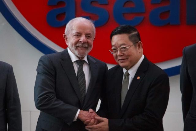 Brazil's President Luiz Inacio Lula da Silva (L) poses with Secretary General of the Association of Southeast Asian Nations (ASEAN) Kao Kim Hourn upon his arrival at the ASEAN Secretariat in Jakarta on October 24, 2025. (Photo by Aditya IRAWAN / AFP)