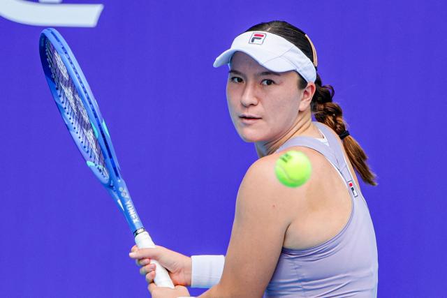New Zealand´s Lulu Sun hits a return to USA´s Caty McNally during their women's singles quarterfinal match at the Guangzhou Open tennis tournament in Guangzhou? China's southern Guangdong province on October 24, 2025. (Photo by AFP)