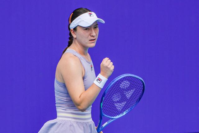 New Zealand's Lulu Sun reacts after a point against USA's Caty McNally during their women's singles quarterfinal match at the Guangzhou Open tennis tournament in Guangzhou? China's southern Guangdong province on October 24, 2025. (Photo by AFP)