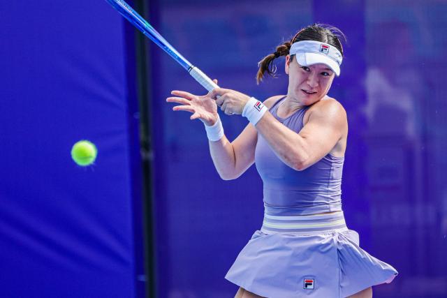 New Zealand´s Lulu Sun hits a return to USA´s Caty McNally during their women's singles quarterfinal match at the Guangzhou Open tennis tournament in Guangzhou? China's southern Guangdong province on October 24, 2025. (Photo by AFP)