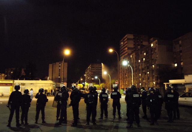 (FILES) Policemen patrol, 31 October 2005 in the northern Paris suburb of Clichy-sous-Bois, after police clashed with angry youths for the fifth straight night following the death by electrocution, 27 October, of two boys trying to escape from police. On October 27, 2005, Zyed Benna and Bouna Traore, aged 17 and 15, died from electrocution in an EDF power substation where they had taken refuge after being chased by the police. This tragedy sparked a series of riots that spread from Clichy-sous-Bois to the rest of the country for three weeks, leading to the declaration of a state of emergency. (Photo by STEPHANE DE SAKUTIN / AFP)