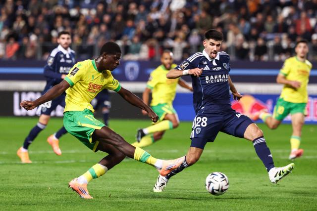 Nantes' French forward #11 Herba Guirassy fights for the ball with Paris FC's Belgian defender #28 Thibault De Smet during the French L1 football match between Paris FC and FC Nantes at the Stade Jean-Bouin in Paris on October 24, 2025. (Photo by FRANCK FIFE / AFP)