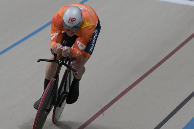 Netherlands' #166 Jeffrey Hoogland competes in the men's 1km time trial race final at the 2025 UCI Track World Championships, in the Penalolen Velodrome in Santiago, on October 24, 2025. (Photo by Rodrigo ARANGUA / AFP)