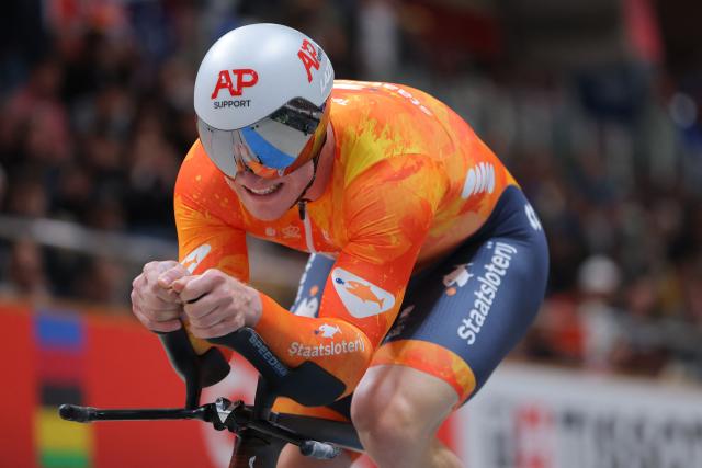 Netherlands' #166 Jeffrey Hoogland competes in the men's 1km time trial race final at the 2025 UCI Track World Championships, in the Penalolen Velodrome in Santiago, on October 24, 2025. (Photo by Javier TORRES / AFP)