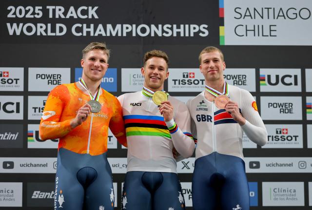 Netherlands' #168 Harrie Lavreysen (C), #166 Jeffrey Hoogland (L) and Great Britain's  #124 Joseph Truman pose with their medals during the men's Kilometre t.t. race award ceremony at the 2025 UCI Track World Championships, in the Penalolen Velodrome in Santiago, on October 24, 2025. (Photo by Javier TORRES / AFP)