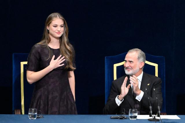 Spanish Crown Princess of Asturias Leonor (L) acknowledges next to Spain's King Felipe VI (2L), Spain's Queen Letizia and Spanish Princess Sofia (R) during the Princess of Asturias Award ceremony in Oviedo on October 24, 2025. (Photo by Miguel RIOPA / AFP)