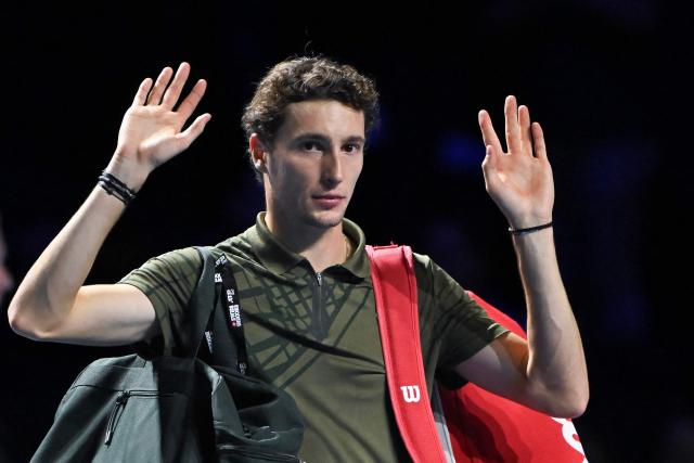 France's Ugo Humbert greets the fans while leaving the court after he withdrew from the match due to injury during his men's semi final match against Spain's Alejandro Davidovich Fokina at the Swiss Indoors ATP 500 tennis tournament in Basel, on October 25, 2025. (Photo by Fabrice COFFRINI / AFP)