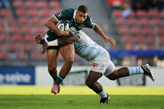 Pau's French wing Aaron Grandidier-Nkanang (L) is tackled by Racing 92' Fijian center Josua Tuisova during the French Top14 rugby union match between Racing 92 and Section Paloise Bearn Pyrenees (Pau) at the Stade Dominique Duvauchelle in Creteil, on the outskirts of Paris, on October 25, 2025.  (Photo by Anne-Christine POUJOULAT / AFP)