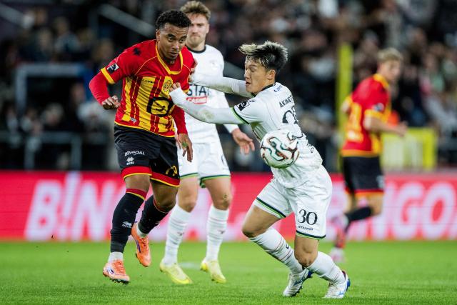 Mechelen's Myron Van Brederode (L) fights for the ball with OHL's Takahiro Akimoto during the Belgian "Pro League" First Division football match between KV Mechelen and Oud-Heverlee Leuven at Achter De Kazerne in Mechelen, on October 25, 2025. (Photo by JASPER JACOBS / BELGA / AFP) / Belgium OUT