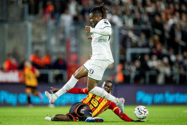 OHL's Chukwubuikem Ikwuemesi (L) is tackled by Mechelen's Mory Konate during the Belgian "Pro League" First Division football match between KV Mechelen and Oud-Heverlee Leuven at Achter De Kazerne in Mechelen, on October 25, 2025. (Photo by JASPER JACOBS / BELGA / AFP) / Belgium OUT