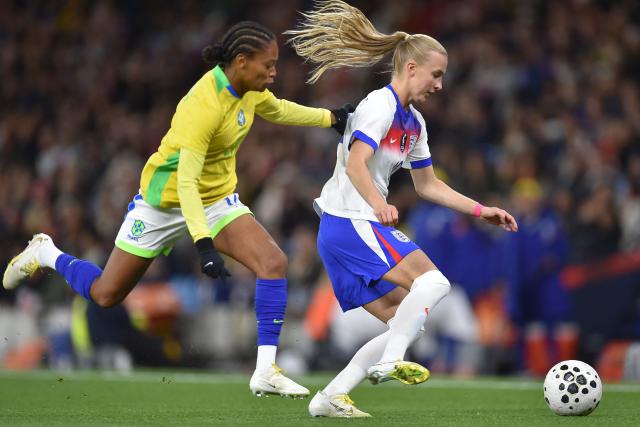 Brazil's midfielder #17 Jhonson (L) vies with England's striker #16 Aggie Beever-Jones (R) during the Women's International friendly football match between England and Brazil at The Etihad Stadium in Manchester, north west England on October 25, 2025. (Photo by PETER POWELL / AFP)