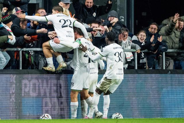 OHL's players celebrate after scoring during the Belgian "Pro League" First Division football match between KV Mechelen and Oud-Heverlee Leuven at Achter De Kazerne in Mechelen, on October 25, 2025. (Photo by JASPER JACOBS / BELGA / AFP) / Belgium OUT