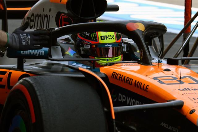 McLaren's Australian driver Oscar Piastri stops in the pits during the third practice session of the Mexico City Formula One Grand Prix at the Hermanos Rodriguez racetrack in Mexico City on October 25, 2025. (Photo by Alfredo ESTRELLA / AFP)