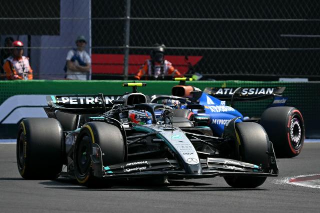 Mercedes' Italian driver Kimi Antonelli drives ahead of Williams' Spanish driver Carlos Sainz during the third practice session of the Mexico City Formula One Grand Prix at the Hermanos Rodriguez racetrack in Mexico City on October 25, 2025. (Photo by Yuri CORTEZ / AFP)
