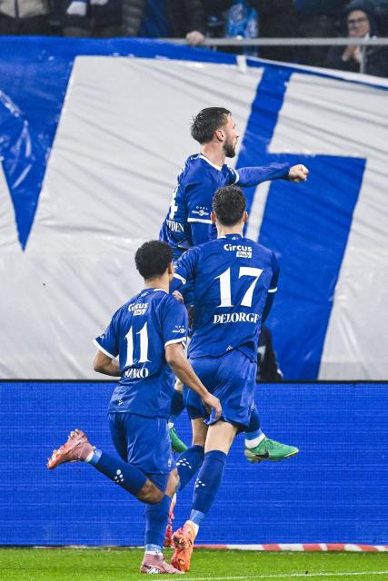 KAA Gent's Belgian defender #44 Siebe Van Der Heyden (C top) celebrates after scoring his team's opening goal during the Belgian "Pro League" First Division football match between KAA Gent and Standard Liege at KAA Stadium in Ghent on October 25, 2025. (Photo by Tom Goyvaerts / BELGA / AFP) / Belgium OUT