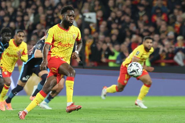 Lens' French forward #11 Odsonne Edouard (C) successfully converts a penalyt to score Lens' first goal during the French L1 football match between RC Lens and Olympique de Marseille (OM) at the Stade Bollaert-Delelis in Lens, northern France, on October 25, 2025. (Photo by Francois LO PRESTI / AFP)