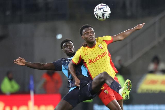 Marseille's French forward #34 Robinio Vaz (L) and Lens' Malian midfielder #08 Mamadou Sangare (R) fight for the ball during the French L1 football match between RC Lens and Olympique de Marseille (OM) at the Stade Bollaert-Delelis in Lens, northern France, on October 25, 2025. (Photo by Francois LO PRESTI / AFP)