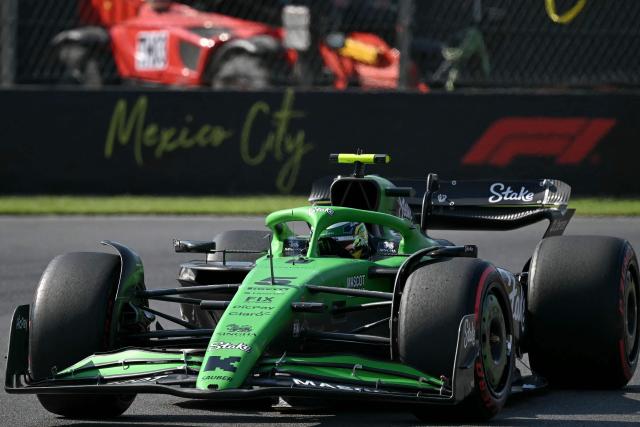 Kick Sauber's Brazilian driver Gabriel Bortoleto drives during the qualifying session of the Mexico City Formula One Grand Prix at the Hermanos Rodriguez racetrack in Mexico City on October 25, 2025. (Photo by Yuri CORTEZ / AFP)