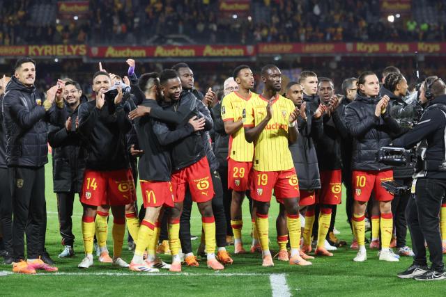 Lens' players celebrate their victory at the end of the French L1 football match between RC Lens and Olympique de Marseille (OM) at the Stade Bollaert-Delelis in Lens, northern France, on October 25, 2025. (Photo by Francois LO PRESTI / AFP)