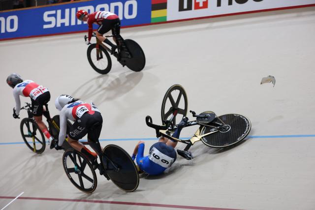 Italy's #25 Chiara Consonni falls during the women's madison 30km event final at the 2025 UCI Track World Championships, in the Penalolen Velodrome in Santiago, on October 25, 2025. (Photo by Javier TORRES / AFP)