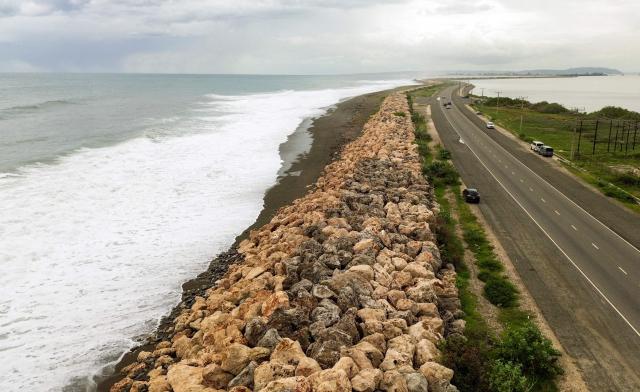 Storm surge crashes into the seawall that protects Palisadoes Strip, the route to Norman Manley International Airport, before the arrival of Hurricane Melissa, in Kingston, Jamaica, on October 25, 2025. Deadly storm Melissa strengthened Saturday afternoon into a Category 1 hurricane, with rapid intensification expected over the weekend as it cut a worryingly slow course toward the Caribbean island of Jamaica, forecasters said. (Photo by Ricardo Makyn / AFP)