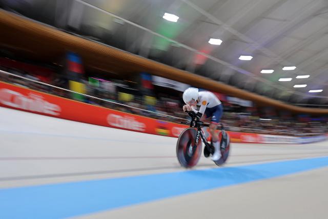Great Britain's #95 Josie Knight competes in the women's individual pursuit event final at the 2025 UCI Track World Championships, in the Penalolen Velodrome in Santiago, on October 25, 2025. (Photo by Javier TORRES / AFP)