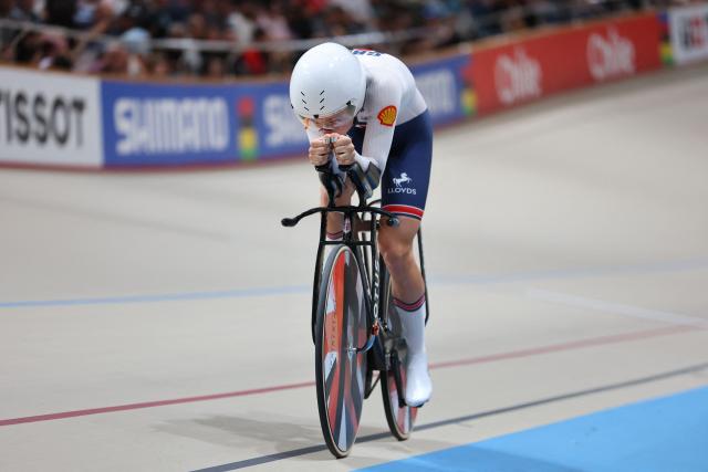 Great Britain's #95 Josie Knight competes in the women's individual pursuit event final at the 2025 UCI Track World Championships, in the Penalolen Velodrome in Santiago, on October 25, 2025. (Photo by Javier TORRES / AFP)