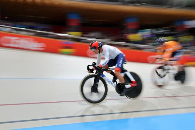 Japan's  #27 Kazushige Kuboki competes in the men's omnium IV event final at the 2025 UCI Track World Championships, in the Penalolen Velodrome in Santiago, on October 25, 2025. (Photo by Javier TORRES / AFP)