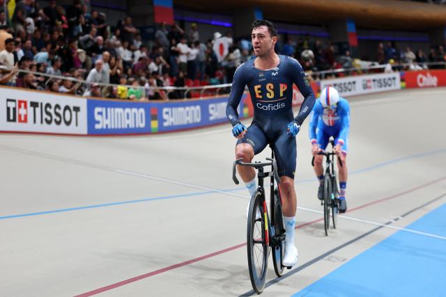Spain's #16 Albert Torres reacts after winning the men's omnium IV event final at the 2025 UCI Track World Championships, in the Penalolen Velodrome in Santiago, on October 25, 2025. (Photo by Javier TORRES / AFP)