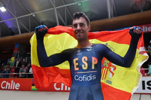 Spain's #16 Albert Torres celebrates winning the men's omnium IV event final at the 2025 UCI Track World Championships, in the Penalolen Velodrome in Santiago, on October 25, 2025. (Photo by Javier TORRES / AFP)
