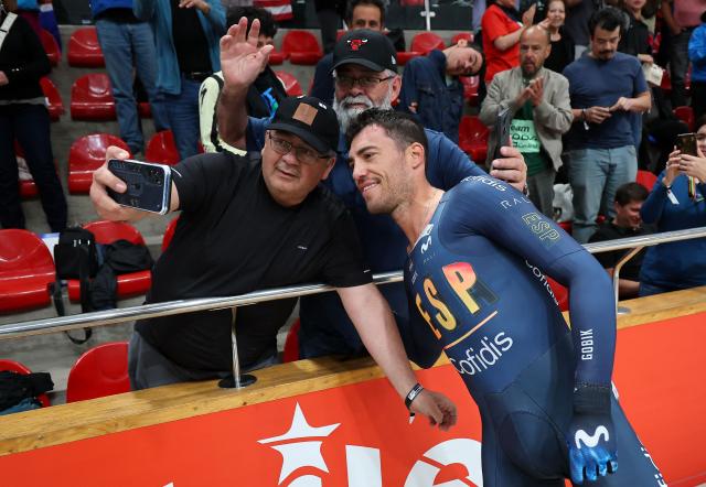 Spain's #16 Albert Torres poses for a selfie with fans after winning the men's omnium IV event final at the 2025 UCI Track World Championships, in the Penalolen Velodrome in Santiago, on October 25, 2025. (Photo by Javier TORRES / AFP)