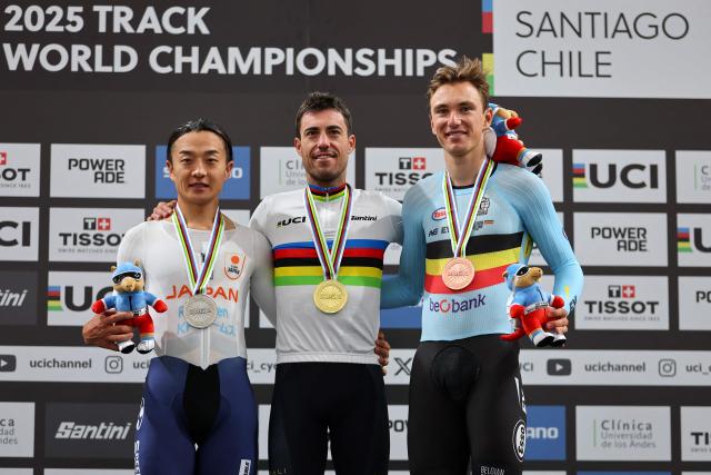 TOPSHOT - (L to R) Japan's  #27 Kazushige Kuboki, Spain's #16 Albert Torres, and Belgium's  #05 Lindsay De Vylder pose with their medals during the men's omnium IV event award ceremony at the 2025 UCI Track World Championships, in the Penalolen Velodrome in Santiago, on October 25, 2025. (Photo by Javier TORRES / AFP)