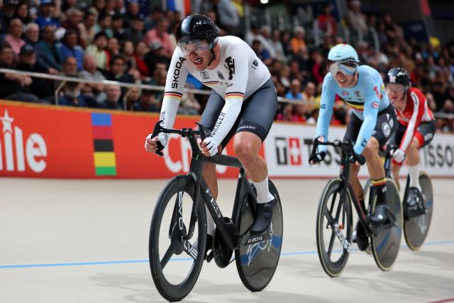 Germany's #21 Moritz Augenstein and Belgium's  #05 Lindsay De Vylder compete in the men's omnium IV event final at the 2025 UCI Track World Championships, in the Penalolen Velodrome in Santiago, on October 25, 2025. (Photo by Javier TORRES / AFP)