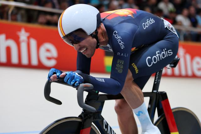 Spain's #16 Albert Torres competes in the men's omnium IV event final at the 2025 UCI Track World Championships, in the Penalolen Velodrome in Santiago, on October 25, 2025. (Photo by Javier TORRES / AFP)