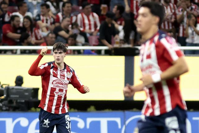 Guadalajara's forward #34 Armando Gonzalez celebrates scoring his team's third goal during the Liga MX Apertura football match between Guadalajara and Atlas at the Akron Stadium in Zapopan, Mexico on October 25, 2025. (Photo by Ulises Ruiz / AFP)