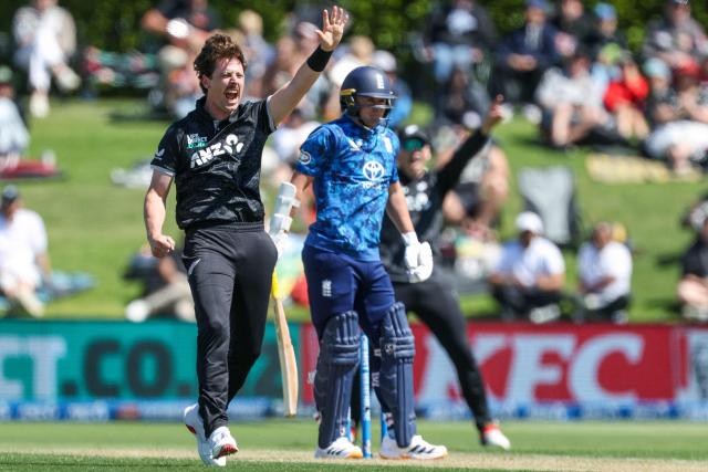 New Zealand's Matt Henry appeals during the first one-day international (ODI) cricket match between New Zealand and England at Bay Oval in Tauranga on October 26, 2025. (Photo by DJ MILLS / AFP)