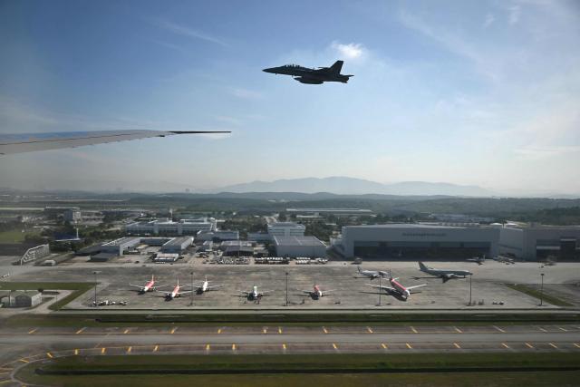 A Malaysian F-18 plane escorts Air Force One as it prepares to land at Kuala Lumpur International Airport in Kuala Lumpur on October 26, 2025. US President Donald Trump arrived in Malaysia on October 26 on the first leg of an Asian tour that will include high-stakes trade talks with Chinese counterpart Xi Jinping. (Photo by ANDREW CABALLERO-REYNOLDS / AFP)
