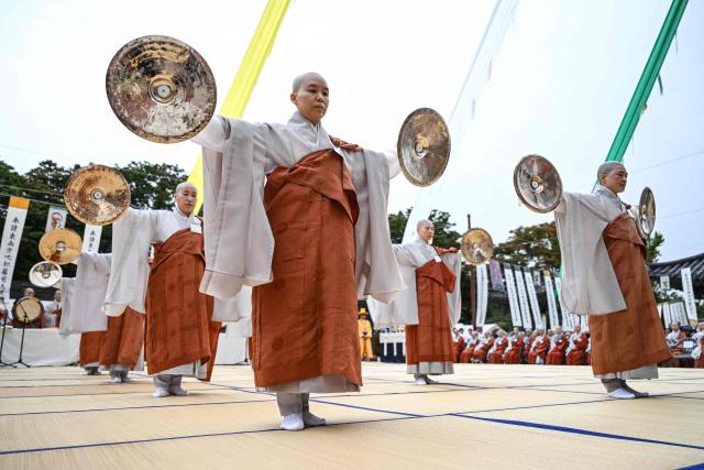 Buddhist nuns perform a Buddhist ritual dance called Barachum during the Suryukjae Buddhist ritual at Jingwansa temple in Seoul on October 26, 2025. Suryukjae is a traditional Buddhist ritual that prays for the peace and salvation of all beings—both in water and on land. The ceremony combines chanting, dance, and offerings to bring harmony between the living and the spirits. (Photo by Jung Yeon-je / AFP)