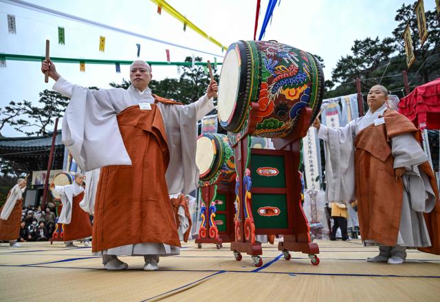 Buddhist nuns perform a Buddhist drum dance called Beopgomu during the Suryukjae Buddhist ritual at Jingwansa temple in Seoul on October 26, 2025. Suryukjae is a traditional Buddhist ritual that prays for the peace and salvation of all beings—both in water and on land. The ceremony combines chanting, dance, and offerings to bring harmony between the living and the spirits. (Photo by Jung Yeon-je / AFP)